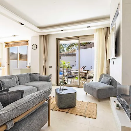 Holiday home Luna Bodrum, Oezel Isitmali Havuzlu